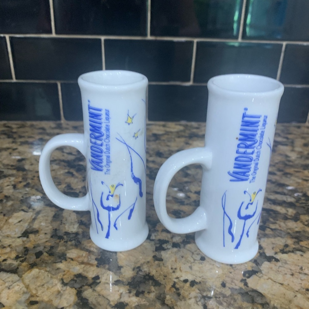 2 VANDERMINT THE ORIGINAL DUTCH CHOCOLATE LIQUEUR SHOT GLASS used